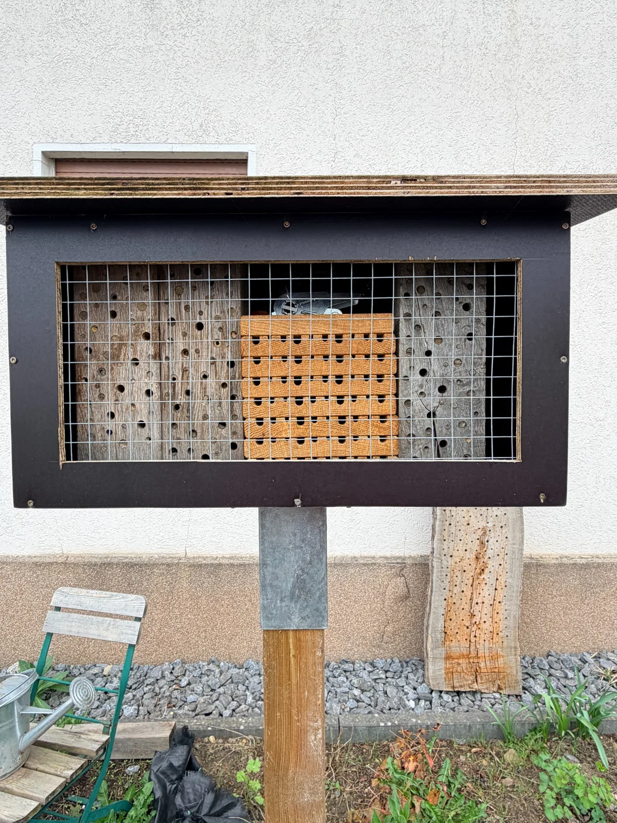 Großes Nisthilfen-Gehäuse mit Dach und vorgelagertem Metallgitter als Wetter- und Vogelschutz